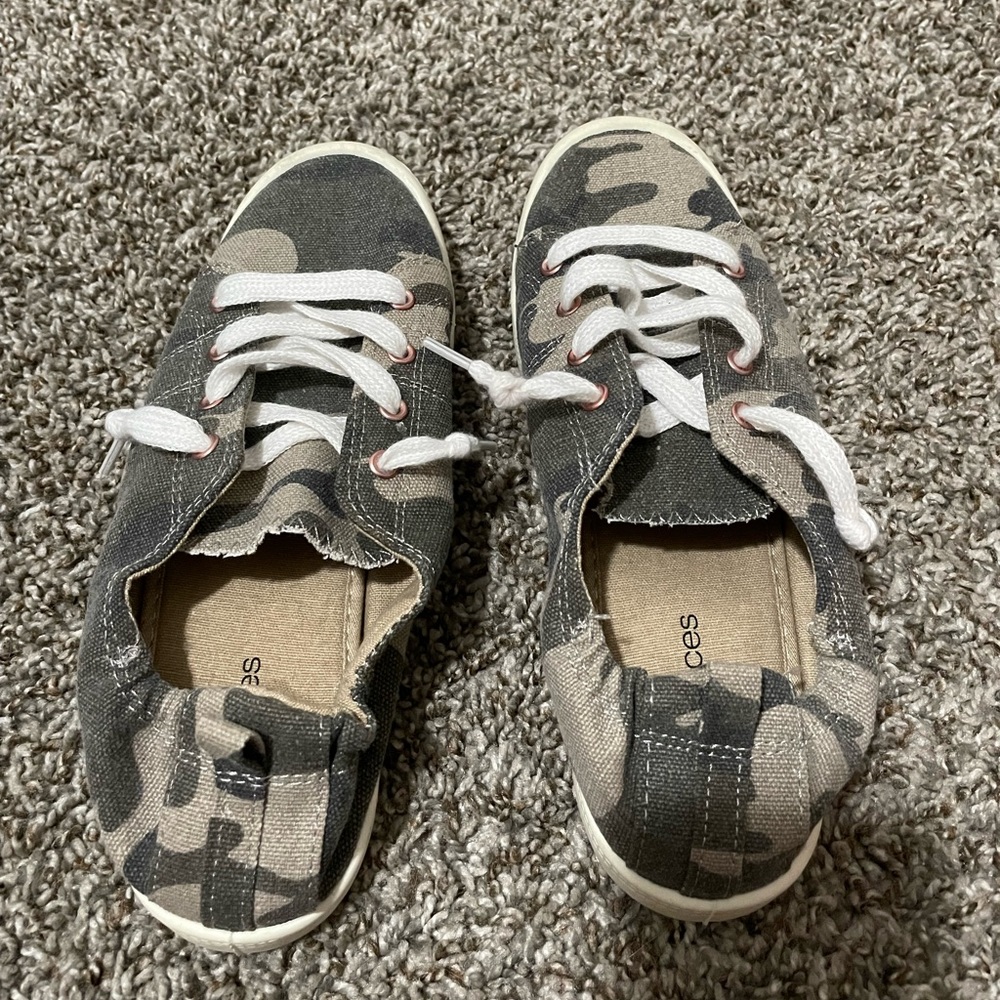 Maurices camo size 8 shoes